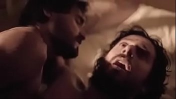 Девушка с щетинистой дырочкой показывает половые губы и мастурбирует